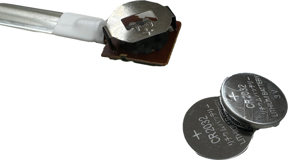 ボタン電池　CR2032×2個使用<br />
お試し電池は付いています