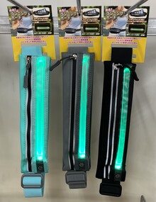 収縮性のある撥水加工されたランニングポーチにLEDライトを搭載！